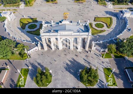 Mosca, Russia - 22 luglio 2021: Ingresso principale alla Mostra dei risultati dell'economia nazionale. VDNKh, vista aerea del Centro completamente russo. Foto Stock