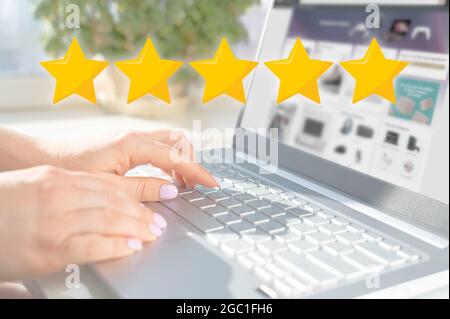 classificazione a cinque stelle. Aumento su cinque stelle in aumento in mano umana, aumentare il concetto di classificazione di valutazione del rating. Le mani della donna valutano gli acquirenti di prodotti Foto Stock