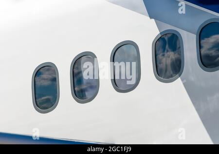 Cielo con nuvole bianche viste dall'interno di un aereo finestre Foto Stock