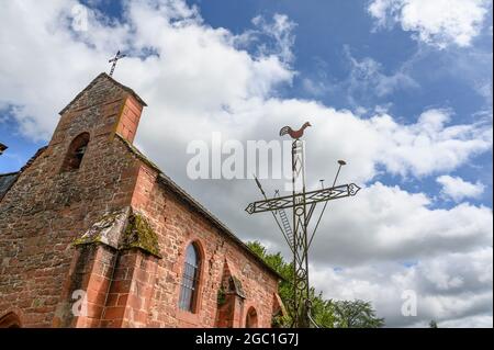 La cappella dei penitenti, a Collonges-la-Rouge , classificato come uno dei villaggi più belli della Francia. Foto Stock