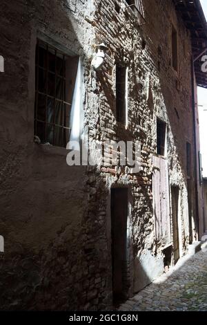 Volpedo, città storica sulle colline di Tortona, Piemonte, Italia. Vecchia strada Foto Stock
