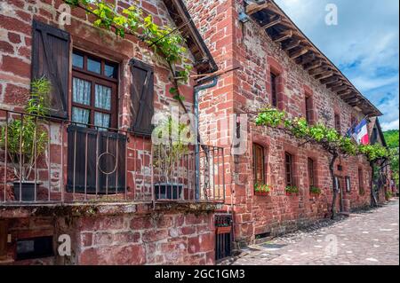 Il mairie (municipio) di Collonges-la-Rouge, classificato come uno dei villaggi più belli della Francia. Foto Stock