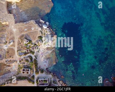 Italia, Sicilia, Siracusa, : la spiaggia del faro di Massolivieri è una delle piccole insenature di sabbia che si trovano all'interno dell'Area Marina protetta di Plemmirio, Foto Stock