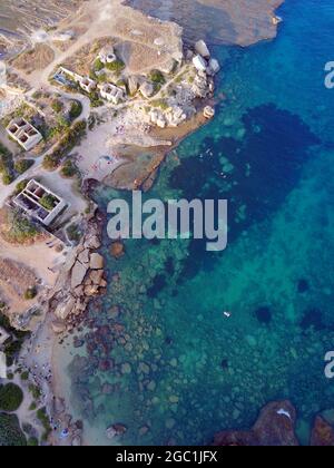 Italia, Sicilia, Siracusa, : la spiaggia del faro di Massolivieri è una delle piccole insenature di sabbia che si trovano all'interno dell'Area Marina protetta di Plemmirio, Foto Stock