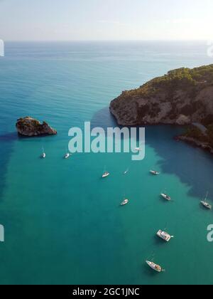 Italia, Campania, Salerno, Palinuro : Baia del buon Dormire, piccola insenatura circondata da rocce, affacciata sul mare, ricoperta di greene Foto Stock