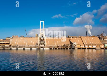 La fonderia Nyrstar Hobart di Hobart, Tasmania, Australia, sostiene di essere una delle più grandi fonderie di zinco del mondo in termini di volume di produzione Foto Stock