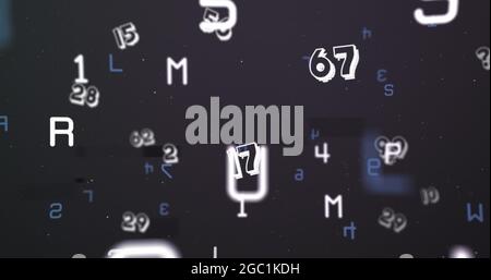 Immagine digitale di più numeri e alfabeti che cambiano su sfondo nero Foto Stock