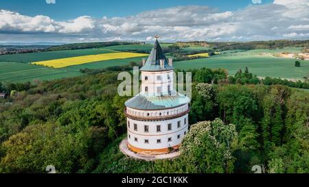 Vista aerea del castello di Humprecht circondato da un bellissimo paesaggio di primavera, Repubblica Ceca. Castello barocco utilizzato per essere un rifugio di caccia. Foto Stock