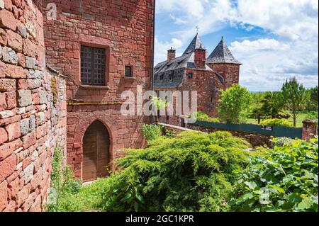 Vista di Château de Vassinhac a Collonges-la-Rouge, classificato come uno dei villaggi più belli della Francia. Foto Stock