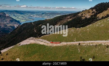 Schafbergbahn Cog Railway che parte da St. Wolfgang fino a Schafberg, Austria. Viaggio verso la cima delle Alpi attraverso campi lussureggianti e foreste verdi Foto Stock