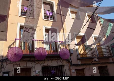 BRIHUEGA, SPAGNA - 10 LUGLIO 2021: Strada coperta di ombrelli viola durante il periodo di fioritura dei campi di lavanda, Brihuega, Guadalajara, Castilla-la Manch Foto Stock