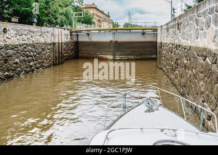 Barca in blocco ascensore sul fiume Moldava, Praga, Repubblica Ceca.City Water transport.River crociera, sightseeing.Water lift processo da locking Complex.Motor ya Foto Stock