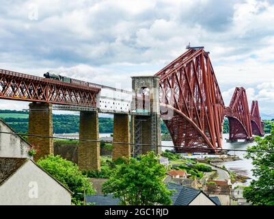 La locomotiva a vapore A1 Trust Peppercorn 60163 Tornado si dirige ad un'escursione attraverso il Forth Bridge in un tour intorno al Fife Circle in Scozia Regno Unito Foto Stock