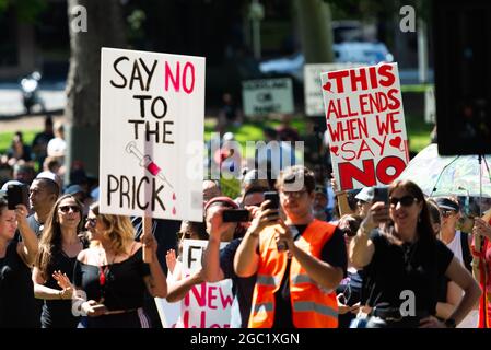 I manifestanti hanno firmato durante la dimostrazione della libertà a livello mondiale a Melbourne presso i Flagstaff Gardens, Melbourne, Australia, il 20 marzo 2021. In oltre 40 paesi di tutto il mondo si stanno celebrando dimostrazioni per rivendicare i diritti fondamentali e prendere posizione contro le eccessive restrizioni COVID-19. Credit: Mikko Robles/Speed Media/Alamy Live News Foto Stock