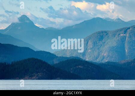 Tramonto sull'isola Quadra vicino all'isola di Vancouver, British Columbia, Canada Foto Stock