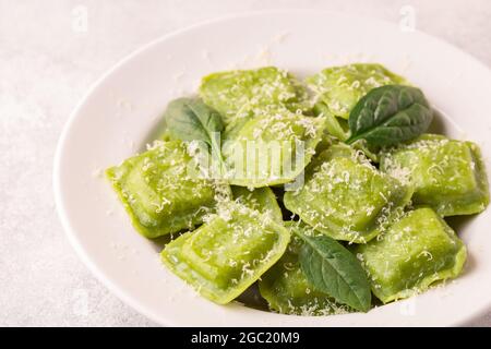 Ravioli con spinaci e parmigiano, fuoco selettivo. Foto Stock