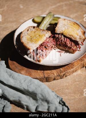 Panino Reuben di manzo tirato in casa con pane di pasta acida Foto Stock