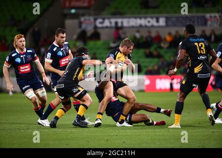 MELBOURNE, AUSTRALIA - 09 APRILE: Kyle Godwin della Western Force viene affrontata durante il round otto Super Rugby AU match tra i ribelli di Melbourne e la Western Force all'AAMI Park il 09 aprile 2021 a Melbourne, Australia. Credit: Dave Hewison/Speed Media/Alamy Live News Foto Stock