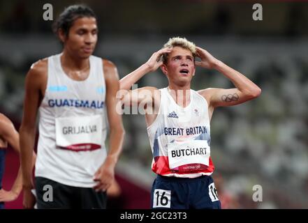 Andrew Butchart della Gran Bretagna reagisce dopo la finale maschile di 5.000 metri allo Stadio Olimpico il quattordicesimo giorno dei Giochi Olimpici di Tokyo 2020 in Giappone. Data immagine: Venerdì 6 agosto 2021. Foto Stock