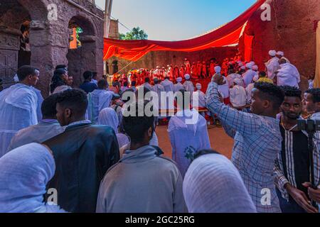 LALIBELA, ETIOPIA - GENNAIO 2020: Festa religiosa con il popolo etiope alla Casa di Maria o Bete Mariam Foto Stock
