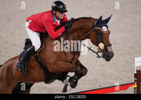 Tokyo, Giappone. 06 agosto 2021. Ales Opatrny dalla Repubblica Ceca su Forewer in azione in squadra di salto equestri qualificandosi al Parco Equestrian a Tokyo, Giappone il 6 agosto 2021. Credit: Martin Sidorjak/CTK Photo/Alamy Live News Foto Stock