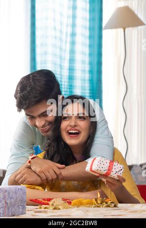 UN RAGAZZINO CHE ABBRACCIAVA FELICEMENTE LA SORELLA MENTRE FESTEGGIAVA RAKSHABANDHAN Foto Stock