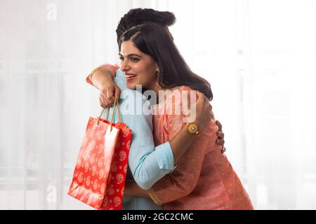 FELICE SORELLA E FRATELLO SI ABBRACCIANO SU RAKSHABANDHAN Foto Stock