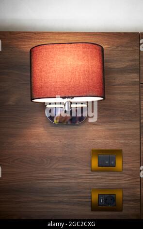 Lampada da comodino con interruttori di alimentazione, presa di corrente e presa USB Foto Stock
