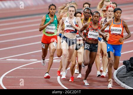 Tokyo, Giappone. 06 agosto 2021. I corridori si fanno strada in pista mentre gareggiano nelle finali femminili di 1500 m allo Stadio Olimpico durante le Olimpiadi estive 2020 a Tokyo, Giappone, venerdì 6 agosto 2021. Faith Kipyegon del Kenya ha preso l'oro con un tempo di 3:53.11, Laura Muir della Gran Bretagna ha preso l'argento con un tempo di 3:54.50 e Sifan Hassan dei Paesi Bassi ha preso il bronzo con un tempo di 3:55.86. Photo by Tasos Katopodis/UPI Credit: UPI/Alamy Live News Foto Stock