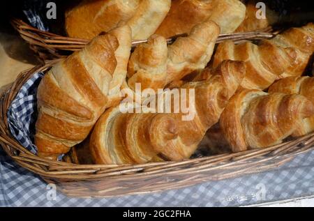 croissant appena sfornati in panetteria, burnham market, norfolk settentrionale, inghilterra Foto Stock