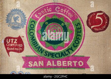 Sacco di caffè da Hacienda San Alberto, la piantagione di caffè più premiata in Colombia. Foto Stock