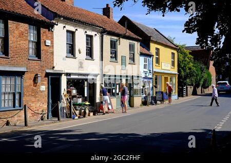 negozi nel mercato di burnham, norfolk del nord, inghilterra Foto Stock