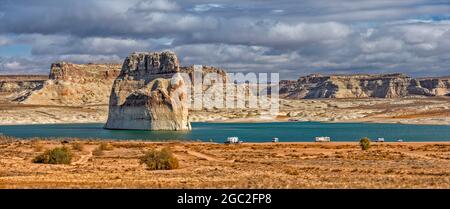 Basso livello dell'acqua al lago Powell, Wahweap Campground in Distance, Glen Canyon National Recreation Area, Utah, USA Foto Stock