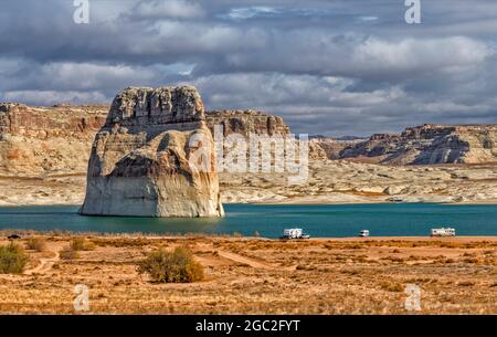 Basso livello dell'acqua al lago Powell, Wahweap Campground in Distance, Glen Canyon National Recreation Area, Utah, USA Foto Stock