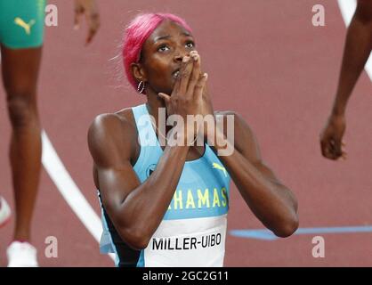 Tokyo, Giappone. 06 agosto 2021. Shaunae Miller-Uibo delle Bahamas festeggia dopo aver superato il traguardo vincendo la medaglia d'oro nella finale femminile di 400 m ai Giochi Olimpici estivi di Tokyo 2020 a Tokyo, Giappone, venerdì 6 agosto 2021. Foto di Bob strong/UPI Credit: UPI/Alamy Live News Foto Stock