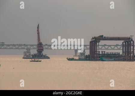 Mawa , Bangladesh - 23 giugno 2021 ; Mawa Ferry Ghat e padma Bridge in un telaio . Foto Stock