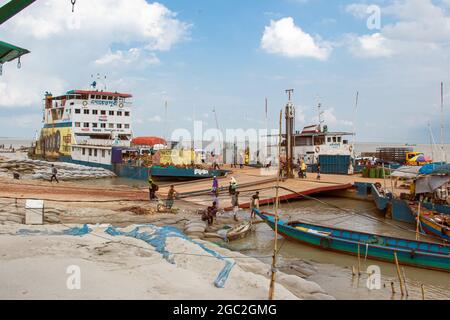 Mawa Ferry Ghat sul fiume padma . Foto Stock
