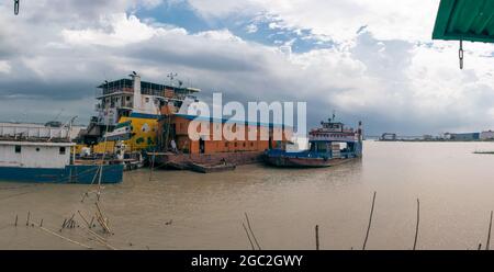 Mawa Ferry Ghat e padma Bridge in una cornice . Foto Stock