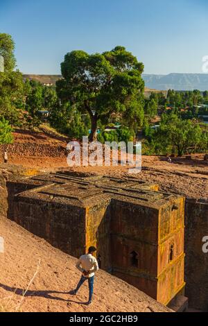 LALIBELA, ETIOPIA - 29 GENNAIO 2020: Locale guardando la chiesa scavata nella roccia di San Giorgio a Lalibela, Etiopia Foto Stock