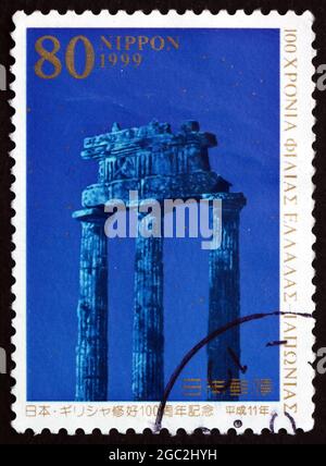 GIAPPONE - CIRCA 1999: Un francobollo stampato in Giappone mostra rovine di Tholos, pittura di Masayuki Murai, Centenario del Trattato di Commercio Giapponese-Greco Foto Stock