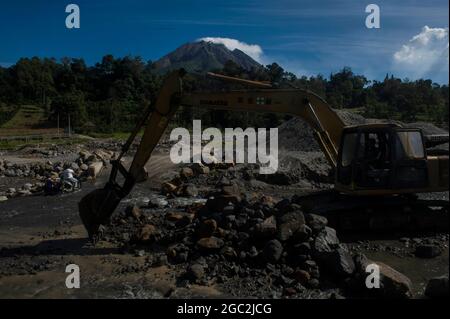 Sumatra nord. 6 agosto 2021. Foto scattata nel villaggio di Berekah del nord di Sumatra, l'Indonesia mostra il fumo che spara dal monte Sinabung il 6 agosto 2021. Credit: Sutanta Aditya/Xinhua/Alamy Live News Foto Stock