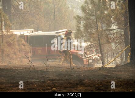 (210806) -- SAN FRANCISCO, 6 agosto 2021 (Xinhua) -- UN pompiere è in servizio in un'area colpita da un fuoco selvatico soprannominato Dixie Fire nella Contea di Butte, California del Nord, Stati Uniti, 5 agosto 2021. Un enorme incendio di natura selvatica ha fatto arenare oltre 253,000 acri (circa 1,024 km quadrati) nella California del Nord a partire da martedì mattina, richiedendo nuovi ordini di evacuazione obbligatori e avvertenze per le comunità locali. L'incendio infuriato nelle contee di Plumas e Butte, soprannominato Dixie Fire, è stato di 253,052 acri e il 35 per cento contenuto, ha detto il California Department of Forestry and Fire Protection (Cal Fire) in un incidente repo Foto Stock