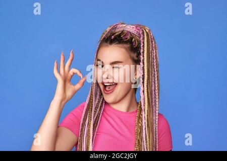 Giovane donna con dreadlock che mostra un gesto OK Foto Stock