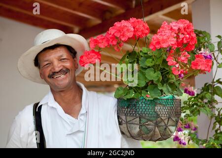 Ritratto di un tradizionale 'silletero' (coltivatore di fiori) a Santa Elena vicino Medellin, Colombia. Foto Stock