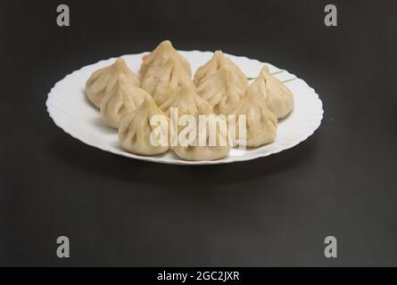 Modak al vapore, a base di farina di riso e ripieno di gelatiere al cocco. Modak è un dolce indiano tradizionale fatto durante Ganesh Utsav e offerto anche a lord Foto Stock