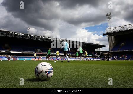 I giocatori della città di Ipswich si riscaldano in pre-partita - Ipswich Town contro Millwall, pre-stagione amichevole, Portman Road, Ipswich, Regno Unito - 31 luglio 2021 Foto Stock