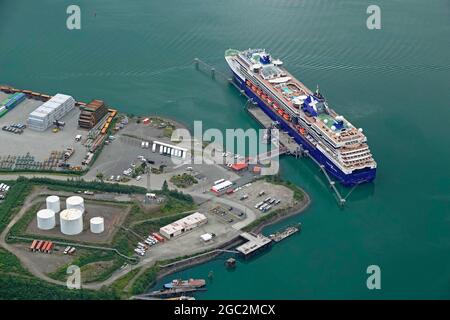 Juneau, Alaska, luglio 2021. Panoramica della zona del porto di Juneau, del canale di Gastineau, e di una grande nave da crociera attraccata lì, dal tram Goldbelt Mount Roberts sopra la città. Foto Stock