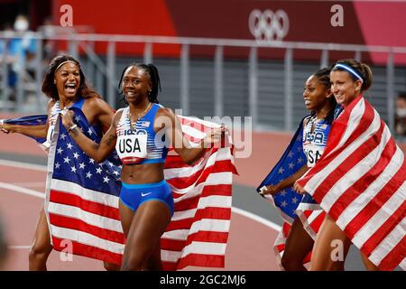 Tokyo, Giappone. 06 agosto 2021. Il team degli Stati Uniti festeggia dopo aver preso l'argento nelle finali delle donne 4x100m allo Stadio Olimpico durante le Olimpiadi estive del 2020 a Tokyo, Giappone, venerdì 6 agosto 2021. La Giamaica ha preso l'oro con un tempo di 41.02, gli Stati Uniti hanno preso l'argento con un tempo di 41.45 e la Gran Bretagna ha preso il bronzo con un tempo di 41.88. Photo by Tasos Katopodis/UPI Credit: UPI/Alamy Live News Foto Stock