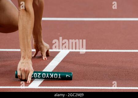 Tokyo, Giappone. 06 agosto 2021. Un corridore con team Switzerland si prepara alla linea di partenza delle finali femminili 4x100m allo Stadio Olimpico durante le Olimpiadi estive 2020 a Tokyo, Giappone, venerdì 6 agosto 2021. La Giamaica ha preso l'oro con un tempo di 41.02, gli Stati Uniti hanno preso l'argento con un tempo di 41.45 e la Gran Bretagna ha preso il bronzo con un tempo di 41.88. Photo by Tasos Katopodis/UPI Credit: UPI/Alamy Live News Foto Stock