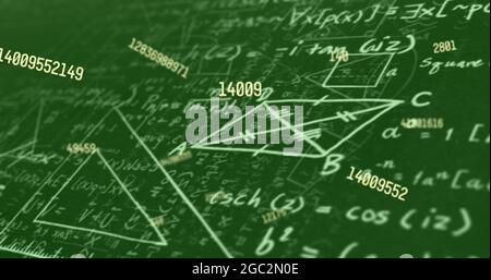 Immagine digitale di più numeri che cambiano in base alle equazioni matematiche sul retro verde Foto Stock